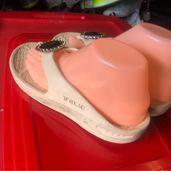 Telic Find Your Purpose Tan Rubber with Stone Sandals Size Medium - Picture 9 of 16